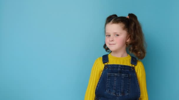 Encantador Bonito Criança Menina Pré Escolar Levantou Braço Apontando Dedos — Vídeo de Stock