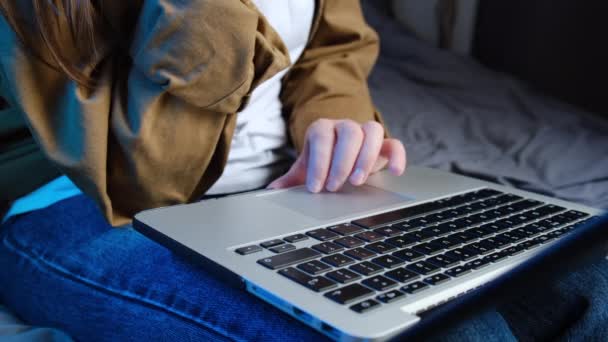 Concentration Sélective Une Fille Méconnaissable Assise Sur Lit Gris Confortable — Video