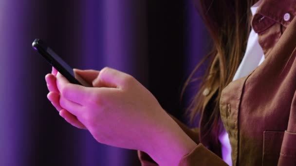 Zijaanzicht Van Vrouwelijke Handen Houden Van Mobiele Telefoon Kleurrijke Filter — Stockvideo