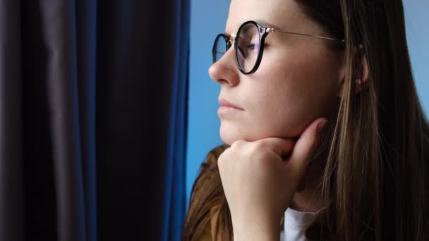 Närbild Frustrerad Trött Ung Kvinna Glasögon Tittar Bort Sitter Sängen — Stockvideo