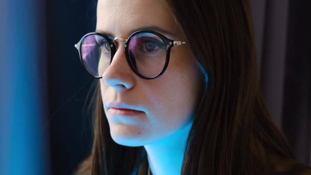 Närbild Porträtt Tusenåriga Söt Ung Kvinna Talet Med Glasögon Atmosfäriska — Stockvideo