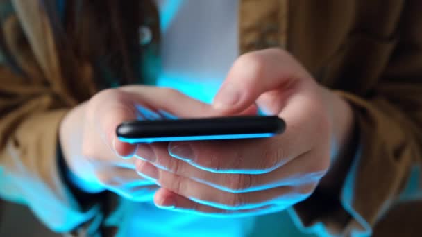 Luk Kvindelige Hænder Neon Blåt Lys Holder Sort Smart Telefon – Stock-video