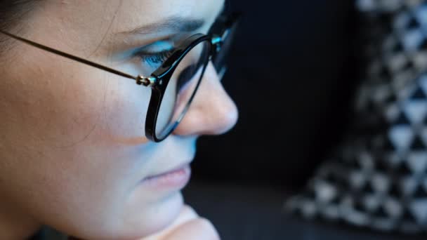 Foyer Sélectif Jeune Femme Mignonne Heureuse Dans Les Lunettes Couché — Video