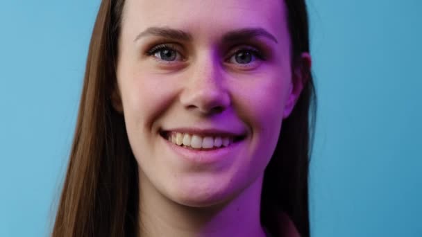 Nahaufnahme Porträt Einer Glücklichen Netten Frau Die Auf Neonlicht Steht — Stockvideo