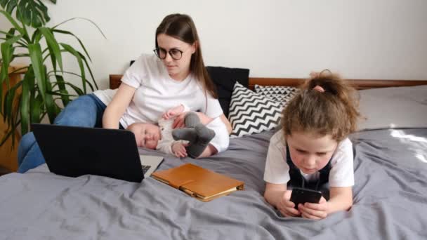 Joven Madre Seria Gafas Comprometida Estudio Trabajo Remoto Desde Casa — Vídeos de Stock