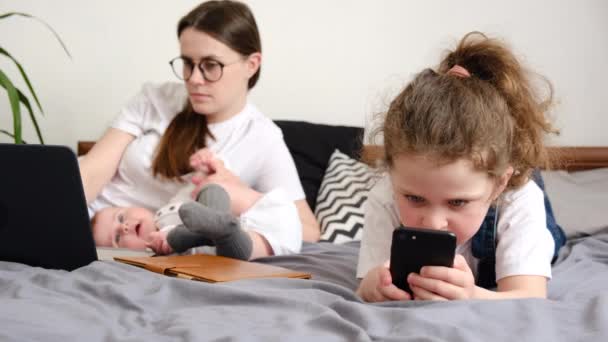 엄마의 시선을 집에서 노트북으로 작업을 안경에 시켰고 귀엽고 아이는 온라인으로 — 비디오
