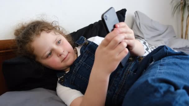 Menina Pequena Bonito Curioso Usando Aplicativos Telefone Olhando Para Dispositivo — Vídeo de Stock