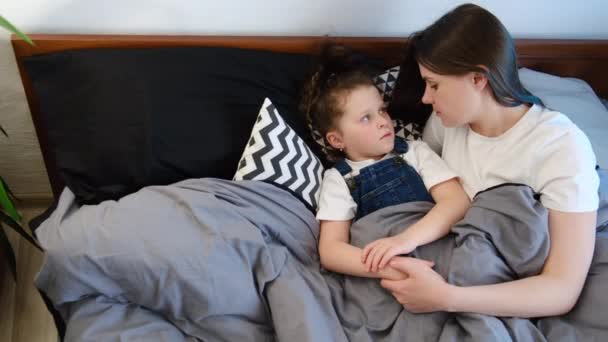 Vista Superior Madre Soltera Cariñosa Hablar Hija Pequeña Acostada Cama — Vídeos de Stock