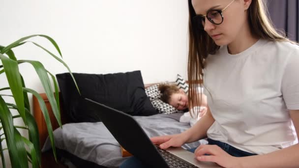 Jonge Gefocuste Moeder Freelancer Bril Doet Afstand Werken Surfen Internet — Stockvideo