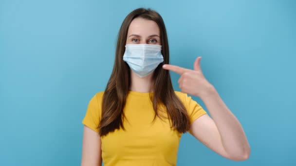 Giovane Bruna Punto Femminile Sulla Maschera Sterile Ppe Sicuro Dal — Video Stock