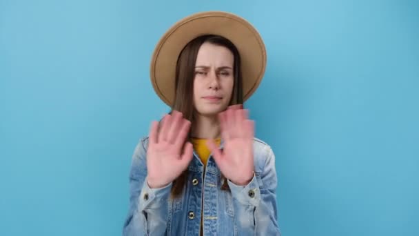 Портрет Невдоволеної Молодої Жінки Яка Тримала Складені Руки Руках Стоп — стокове відео
