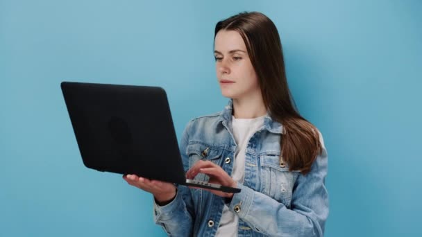 Nette Positive Junge Kaukasische Zwanzigjährige Arbeitet Laptop Und Zeigt Daumen — Stockvideo