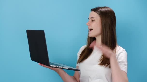 Sonriendo Hermosa Mujer Caucásica Joven Que Trabaja Ordenador Portátil Haciendo — Vídeos de Stock