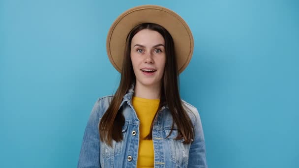Otroligt Blyg Europeisk Ung Kvinna Punkt Kamera Dig Själv Fråga — Stockvideo