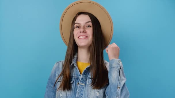 陽気若い白人女性はカウントダウンをカウント1 3ブルーのスタジオの背景に隔離されたデニムジャケットと帽子を身に着けている勝者のジェスチャーの拍手の手を行う 人々のライフスタイルコンセプト — ストック動画