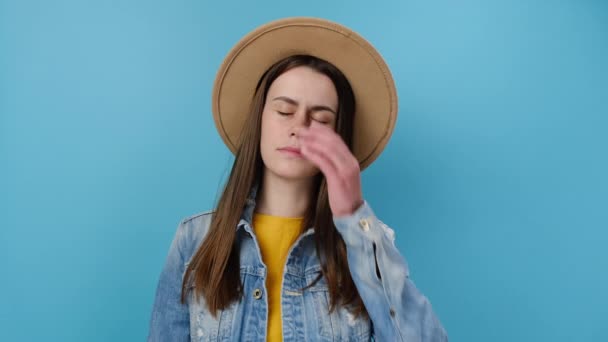 Kranke Junge Frau Legt Hände Auf Die Schläfen Von Kopfschmerzen — Stockvideo