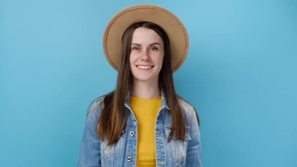 Retrato Linda Sonrisa Alegre Hermosa Joven Mujer Mirando Cámara Parpadeando — Vídeos de Stock