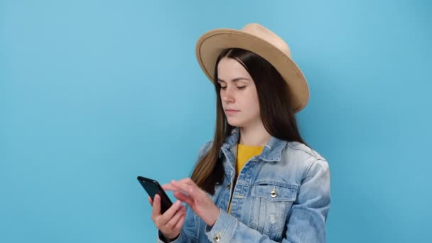 Porträtt Chockad Förvånad Söt Ung Kvinna Pekfingret Mobiltelefon Surfning Säga — Stockvideo