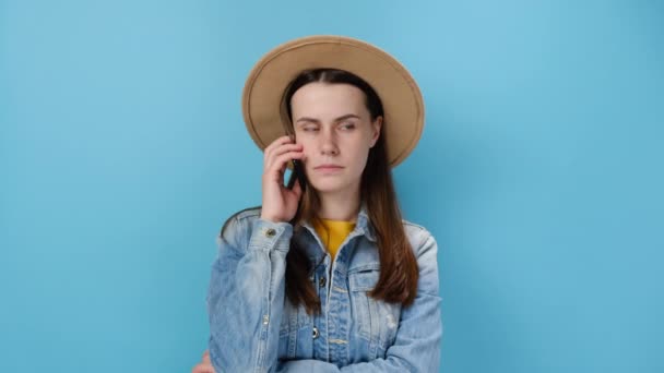 Irritada Mujer Joven Caucásica Triste Hablando Teléfono Inteligente Que Muestra — Vídeos de Stock