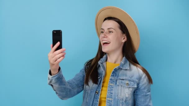 Alegre Joven Mujer Hablando Teléfono Móvil Haciendo Video Llamada Saludo — Vídeos de Stock