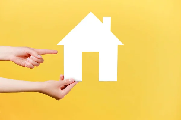 Primer Plano Mano Femenina Levantando Apuntando Casa Papel Blanco Aislado —  Fotos de Stock