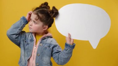 Düşünceli küçük bir kız elinde boş bir konuşma balonu tutuyor, karar verme üzerine kafa yoruyor, bir şeyler düşünüyor, kot ceket giyiyor, sarı arka planda kopya alanı ile izole edilmiş. Garip bir şey.