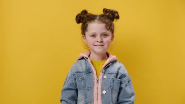 Симпатична Маленька Дівчинка Тримає Паперовий Будинок Концепцію Страхування Житла Домашнього — стокове відео