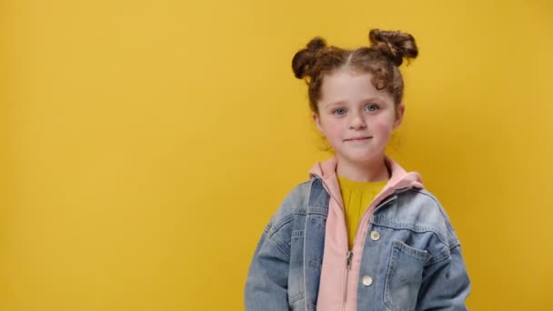 Lieve Kleine Meisje Kind Kijkt Weg Demonstreert Grote Witte Hashtag — Stockvideo