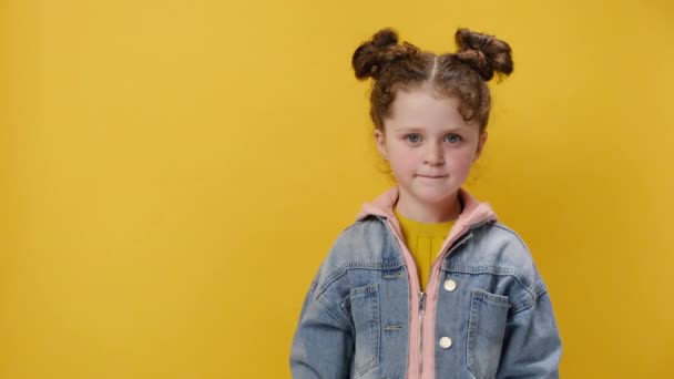 Retrato Una Linda Niña Preescolar Sosteniendo Una Pequeña Casa Papel — Vídeo de stock