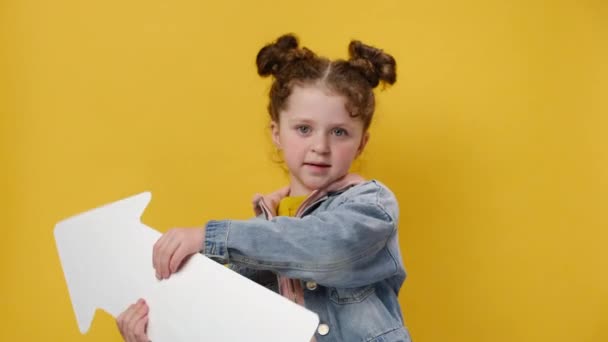 Hesitant Criança Menina Pequena Segurar Pontos Seta Branca Para Lados — Vídeo de Stock