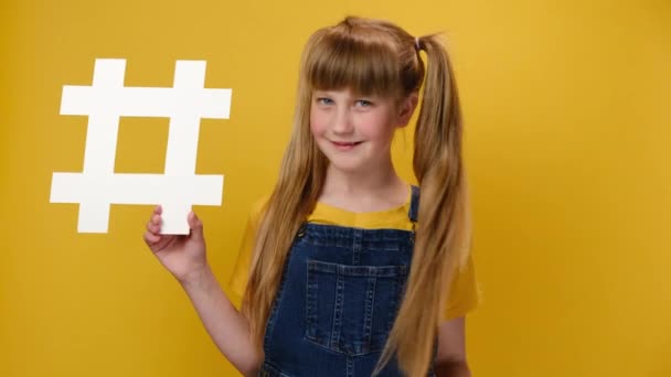 Hermosa Niña Pequeña Sosteniendo Gran Hashtag Cuerpo Positivo Haciendo Signo — Vídeos de Stock