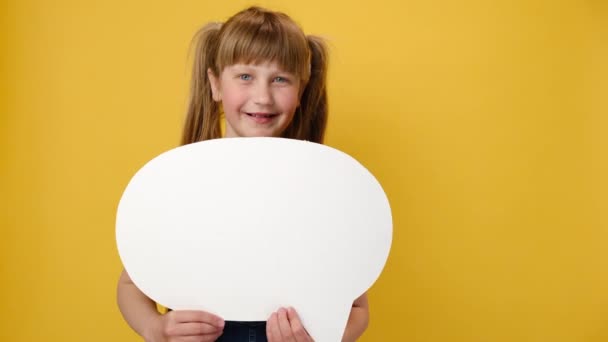 Close Retrato Feliz Criança Menina Positiva Segurando Grande Bolha Fala — Vídeo de Stock