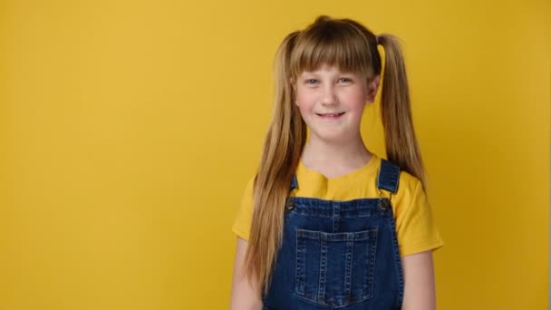 Großaufnahme Porträt Eines Schockierten Kleinen Blonden Mädchens Das Zeigefinger Zur — Stockvideo