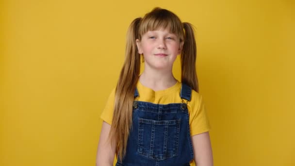 Mooi Schattig Europees Schoolmeisje Kind Bundelen Handen Bidden Met Hoop — Stockvideo