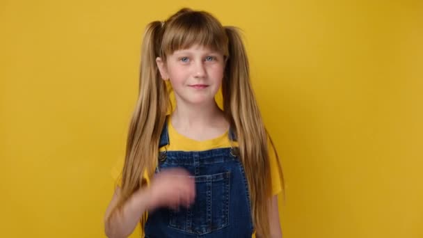 Portrait Des Geheimen Kleinen Schulmädchens Kind Hält Den Finger Auf — Stockvideo