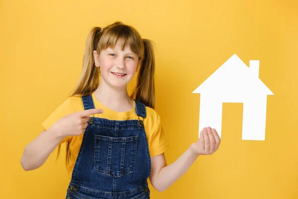 Alegre Niño Colegiala Europea Amigable Sostener Señalar Modelo Casa Blanca — Foto de Stock