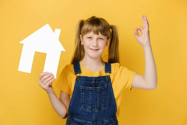 Feliz Niña Sosteniendo Modelo Casa Papel Hace Gesto Bien Aprobación — Foto de Stock