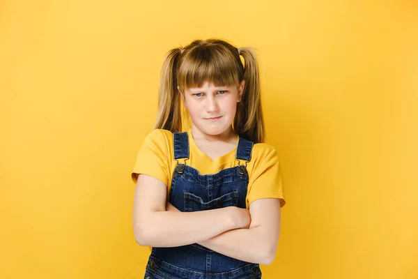 Retrato Niña Infeliz Grave Mirando Cámara Niño Molesto Cansado Escuela — Foto de Stock