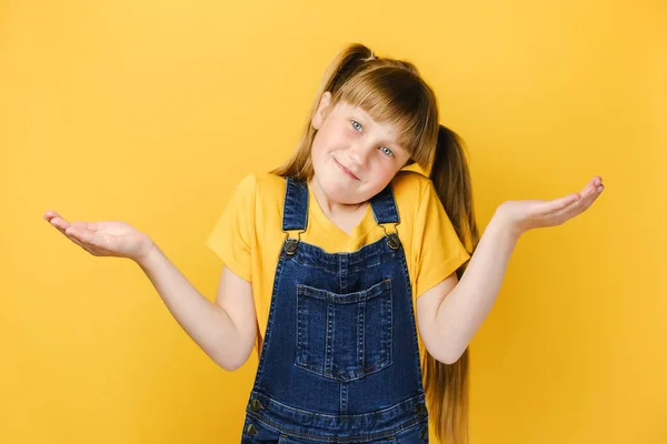 Niña Haciendo Pucheros Encogiéndose Hombros Toma Decisiones Enfrenta Dilemas Siente — Foto de Stock