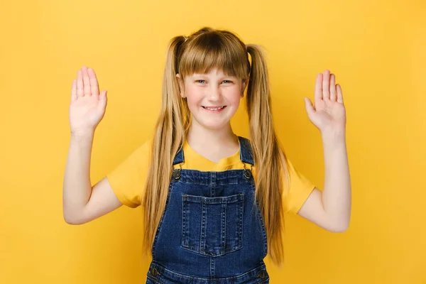 Retrato Atractiva Hermosa Alegre Linda Niña Caucásica Saludando Con Las — Foto de Stock