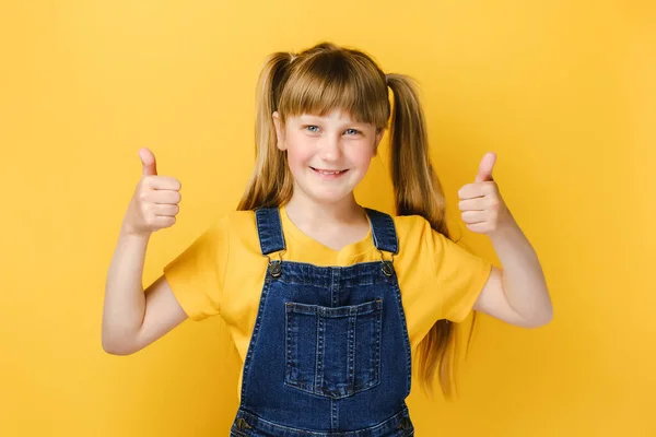 Positivo Hermoso Niño Sonriente Colegiala Mirando Cámara Que Muestra Los — Foto de Stock