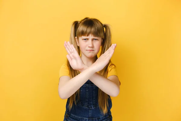 Ernstig Ontevreden Meisje Kind Kijken Naar Camera Show Stop Gebaar — Stockfoto