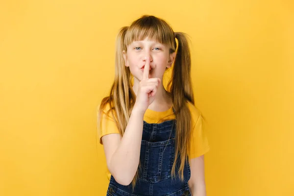 Close Portret Van Schattig Klein Meisje Met Vinger Lippen Symbool — Stockfoto