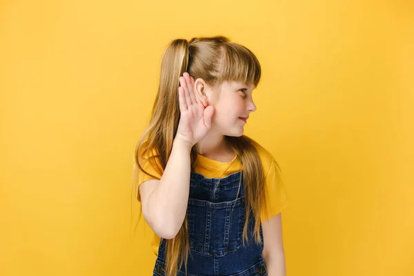 Nyfiken Liten Flicka Unge Gillar Skvaller Vill Höra Hemlig Information — Stockfoto