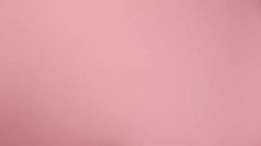 Sarı kağıt ok tutan kadın eller Tamam 'ı işaret ediyor, onay ya da anlaşma gösteriyor, pembe arka planda izole edilmiş, metin ya da tasarımın için kopyalama alanı var. Onay, onayla, tamam konsept