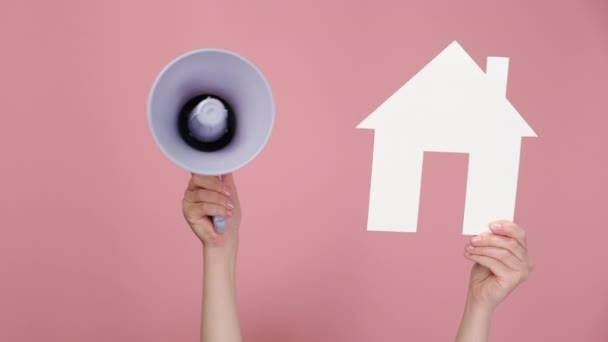 Gros Plan Des Mains Féminines Tenir Maison Papier Blanc Mégaphone — Video