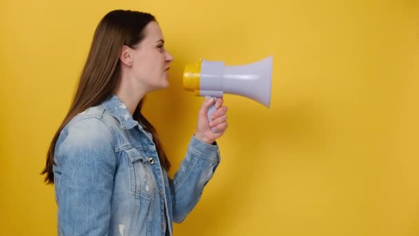 Vista Lateral Alegre Mujer Joven Caucásica Gritando Megáfono Gire Alrededor — Vídeo de stock