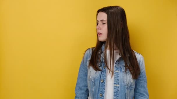 Yaşlarda Kafası Karışmış Genç Esmer Bir Kadın Megafonla Bağırıyor Baş — Stok video