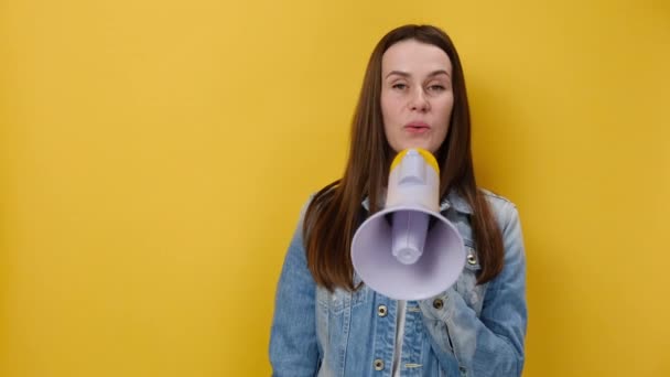 Jovem Excitada Anos Segurando Placa Sinalização Casa Usando Megafone Para — Vídeo de Stock