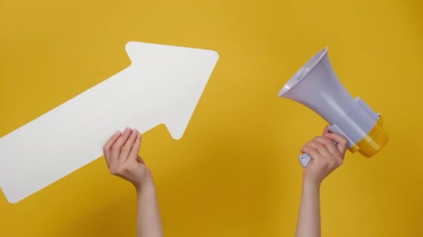 Close Mãos Femininas Segurando Grande Seta Papel Branco Megafone Apontando — Vídeo de Stock